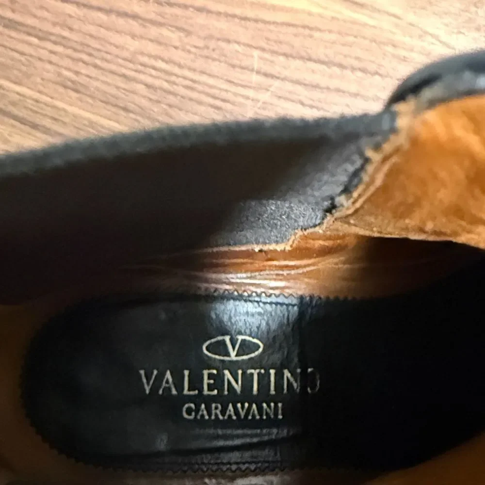Valentino Garavani Black Polished Calfskin Leather Mens Chelsea Boot. IT 45